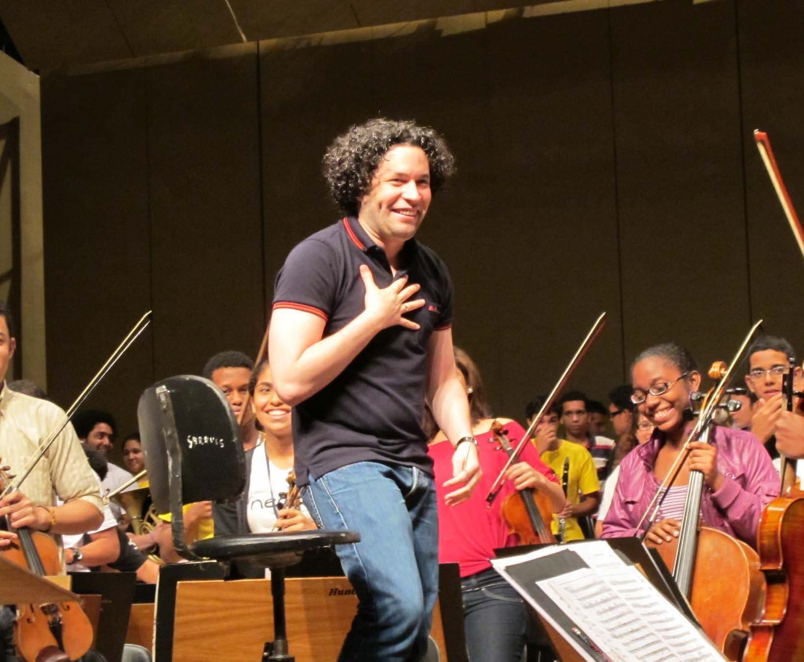 Gustavo Dudamel diante de jovens músicos de orquestra em ensaio